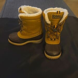 Size 8 Boys Totes boots